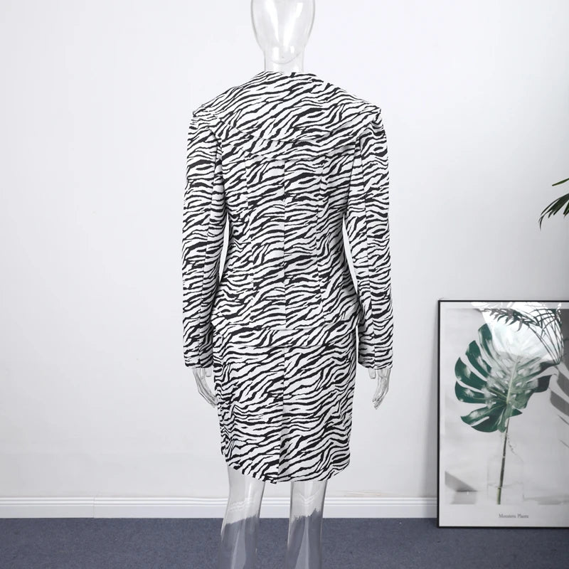 Ensemble femme zébré chic, blazer et jupe assortis pour l’automne-hiver