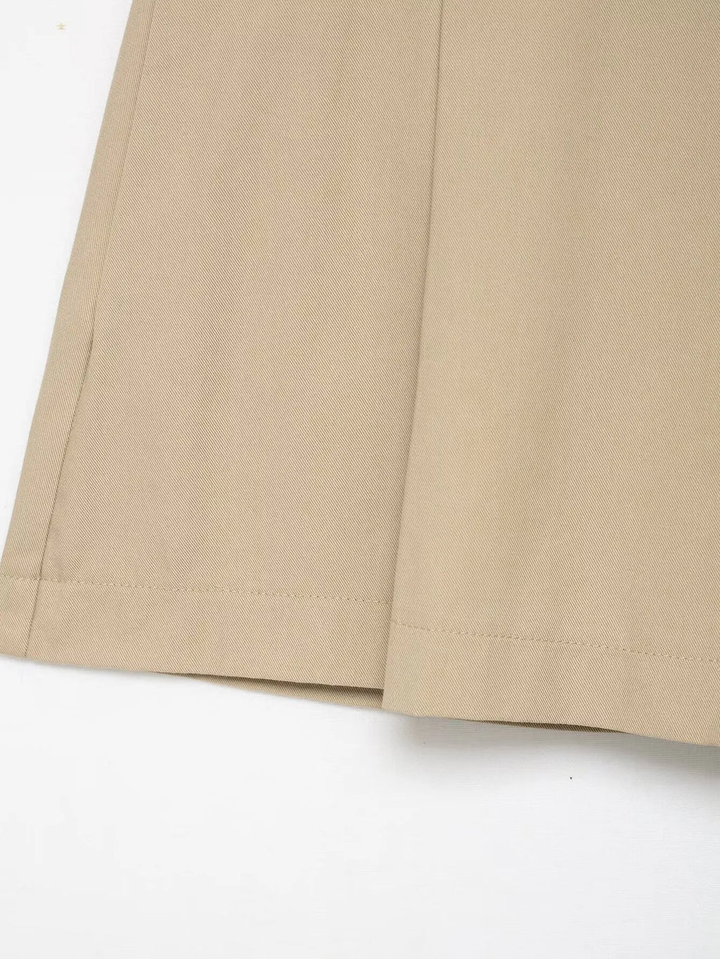 Ensemble femme 2025 automne : veste chic avec ceinture type trench et mini-short. Tenue décontractée, mode, coupe ample