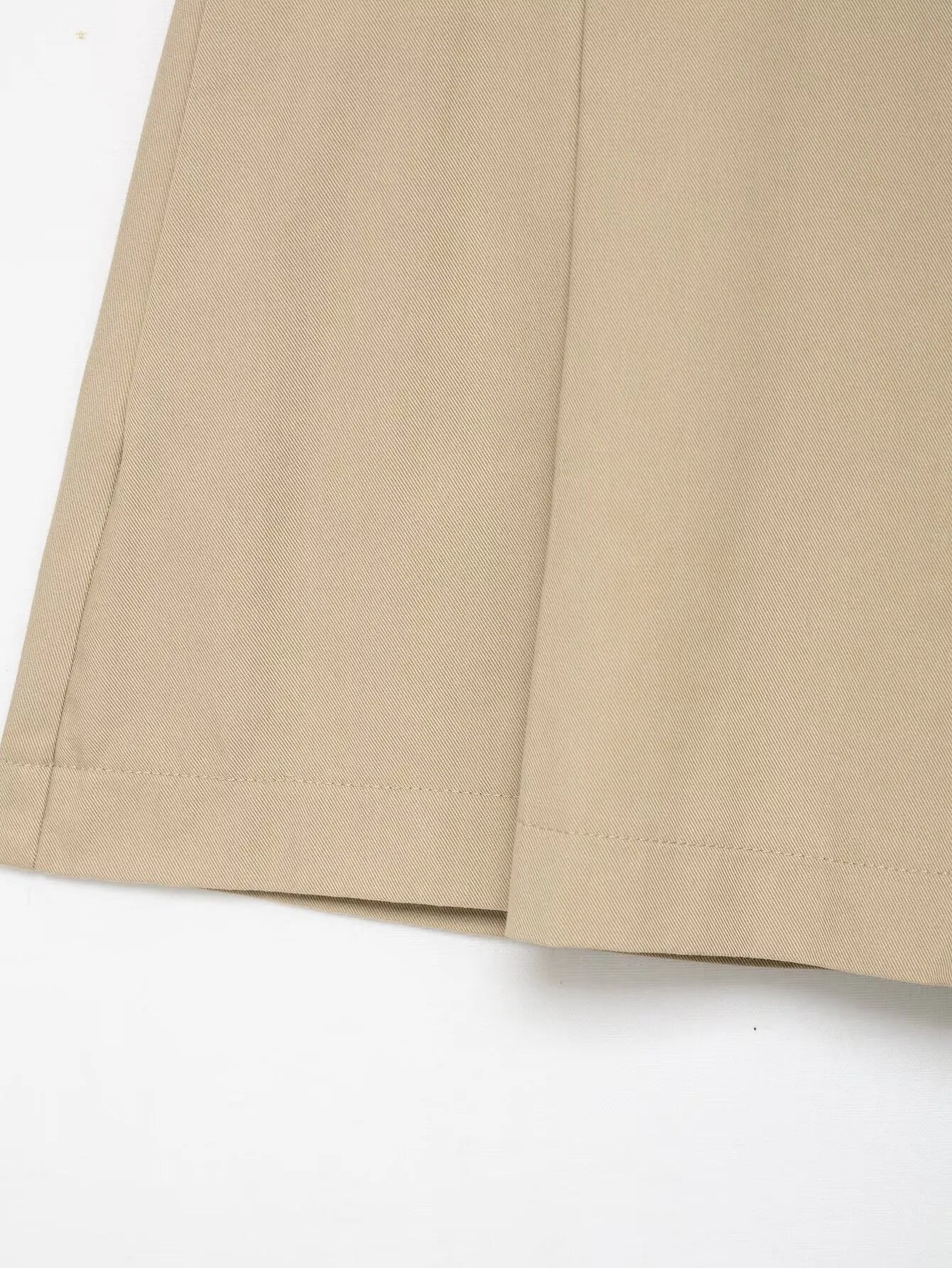 Ensemble femme 2025 automne : veste chic avec ceinture type trench et mini-short. Tenue décontractée, mode, coupe ample