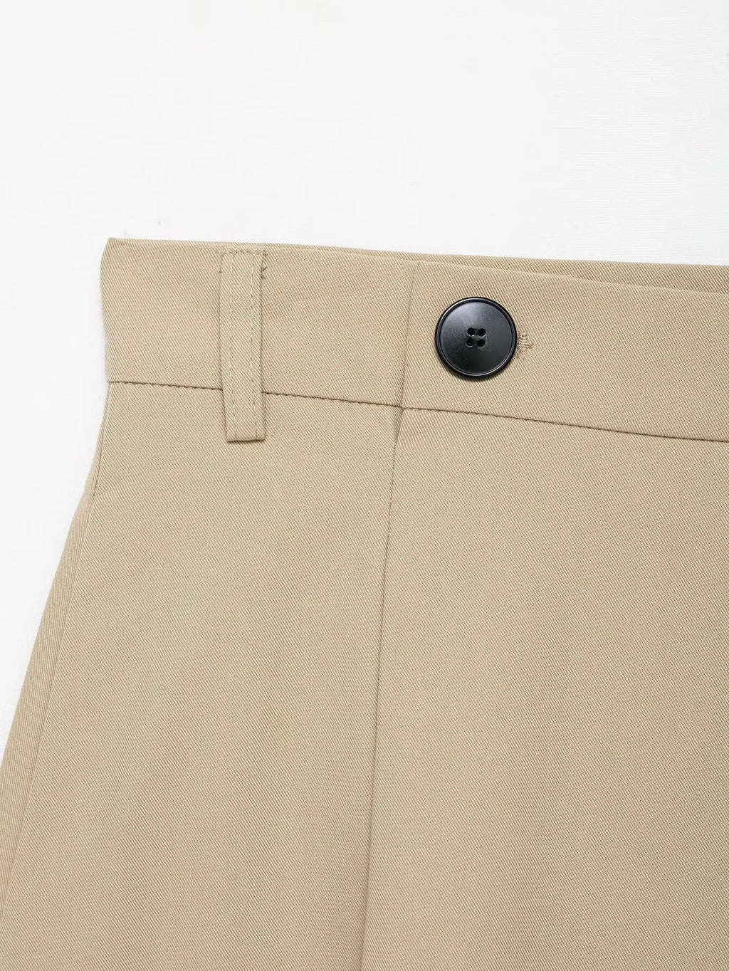 Ensemble femme 2025 automne : veste chic avec ceinture type trench et mini-short. Tenue décontractée, mode, coupe ample