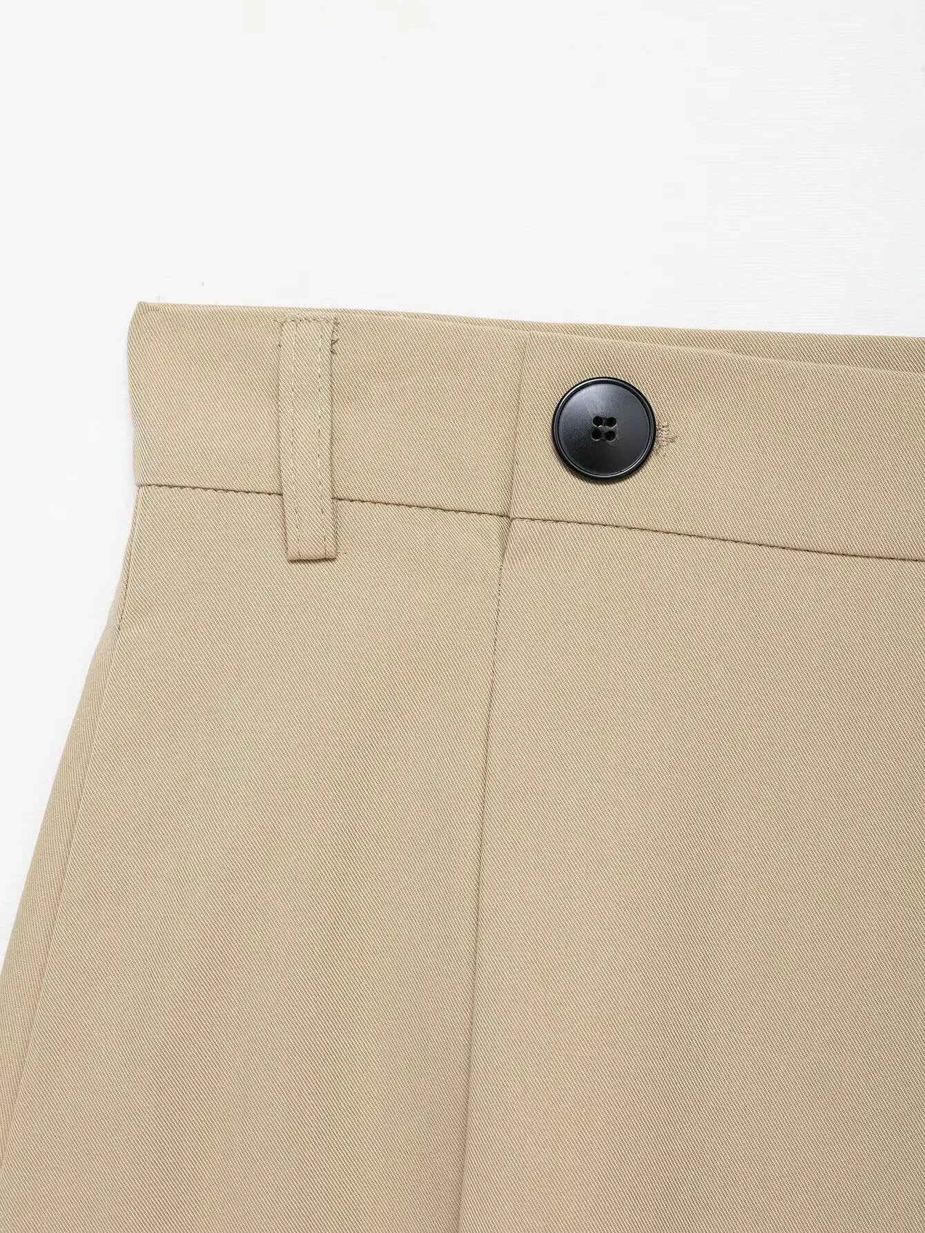 Ensemble femme 2025 automne : veste chic avec ceinture type trench et mini-short. Tenue décontractée, mode, coupe ample