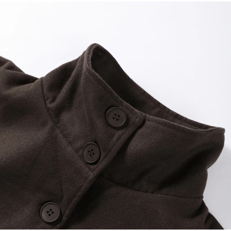 Manteau long en laine à grand col et ceinture, élégance hivernale