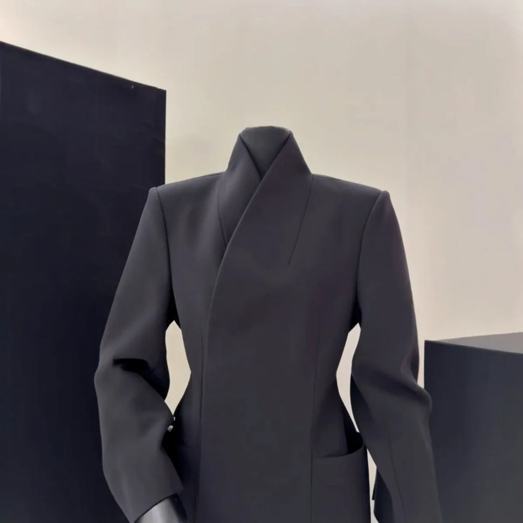 Blazer midi élégant à col montant, coupe cintrée premium