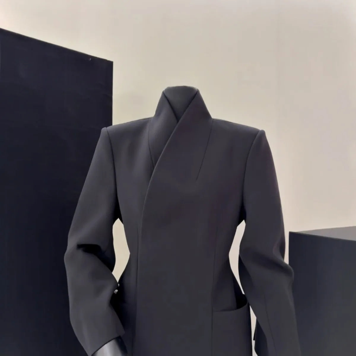 Blazer midi élégant à col montant, coupe cintrée premium