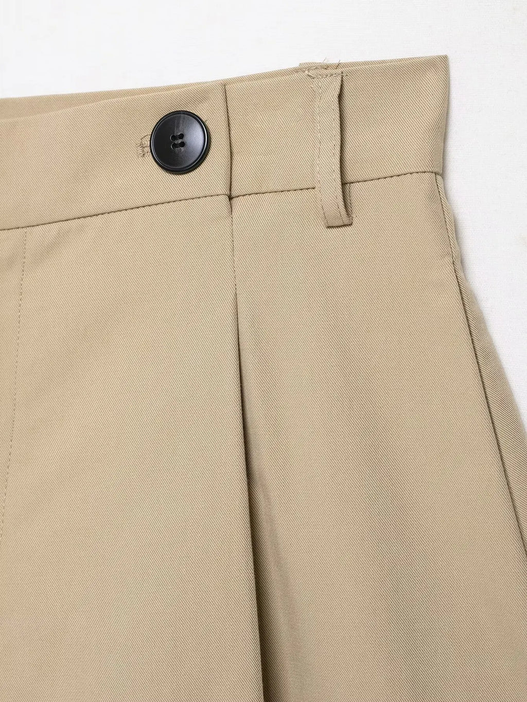 Ensemble femme 2025 automne : veste chic avec ceinture type trench et mini-short. Tenue décontractée, mode, coupe ample