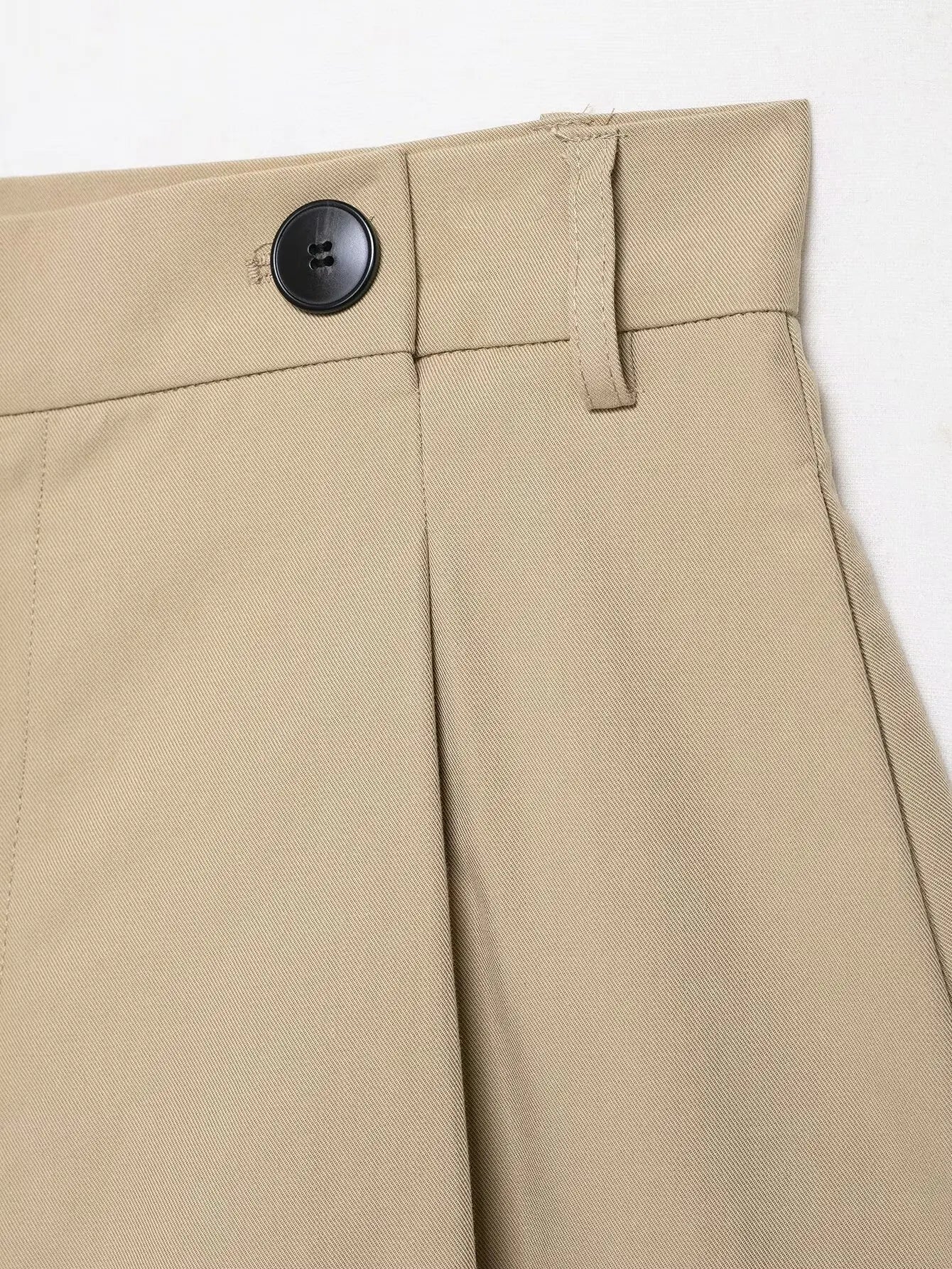 Ensemble femme 2025 automne : veste chic avec ceinture type trench et mini-short. Tenue décontractée, mode, coupe ample