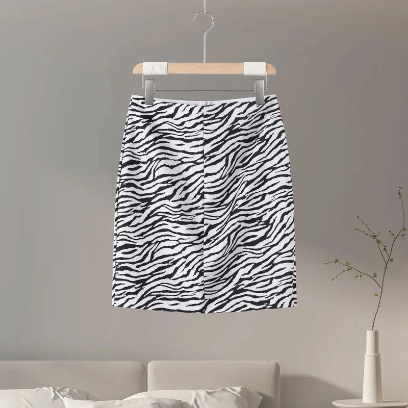 Ensemble femme zébré chic, blazer et jupe assortis pour l’automne-hiver