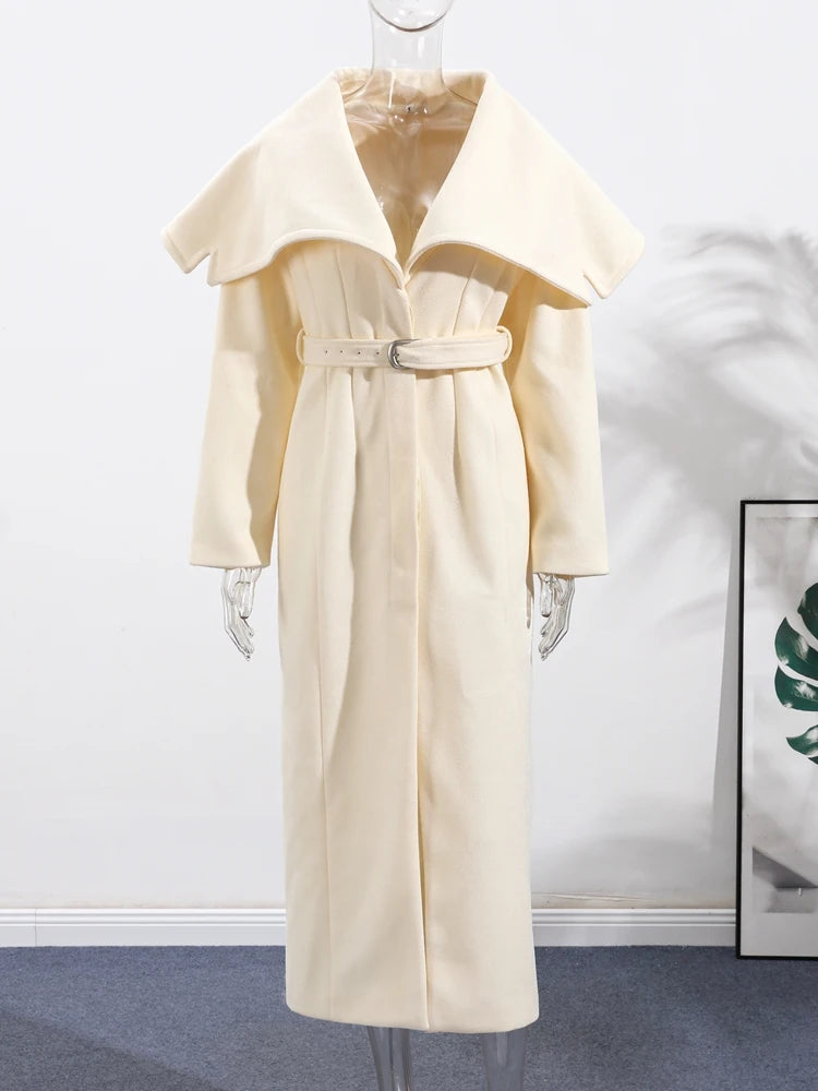 Manteau long en laine à grand col et ceinture, élégance hivernale