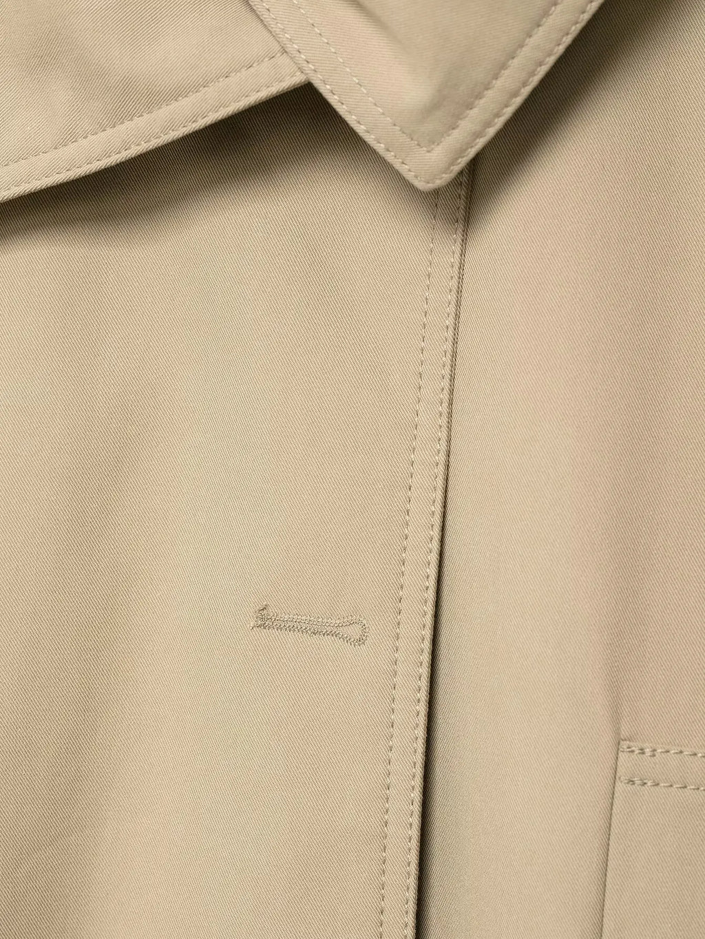 Ensemble femme 2025 automne : veste chic avec ceinture type trench et mini-short. Tenue décontractée, mode, coupe ample