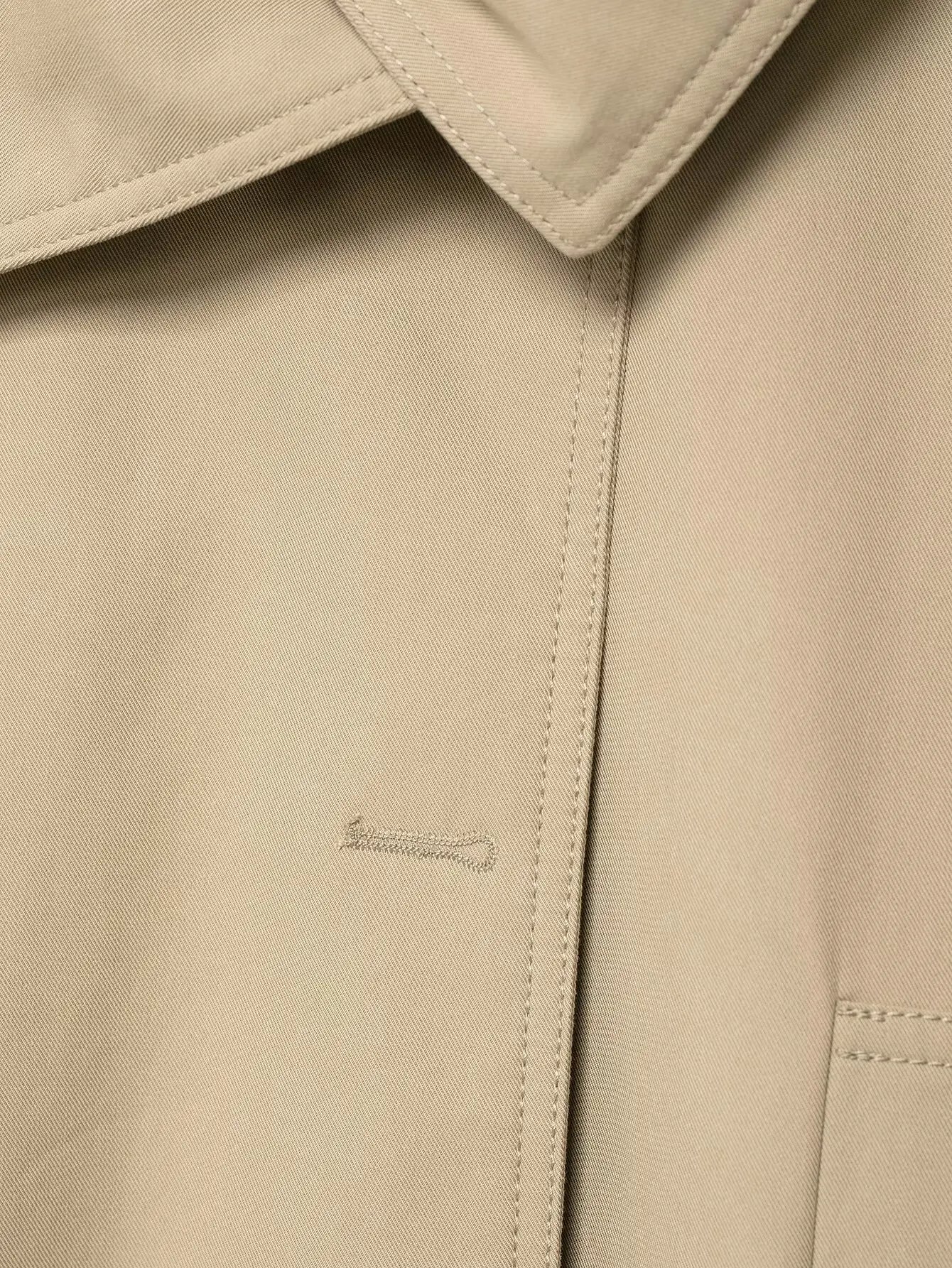 Ensemble femme 2025 automne : veste chic avec ceinture type trench et mini-short. Tenue décontractée, mode, coupe ample