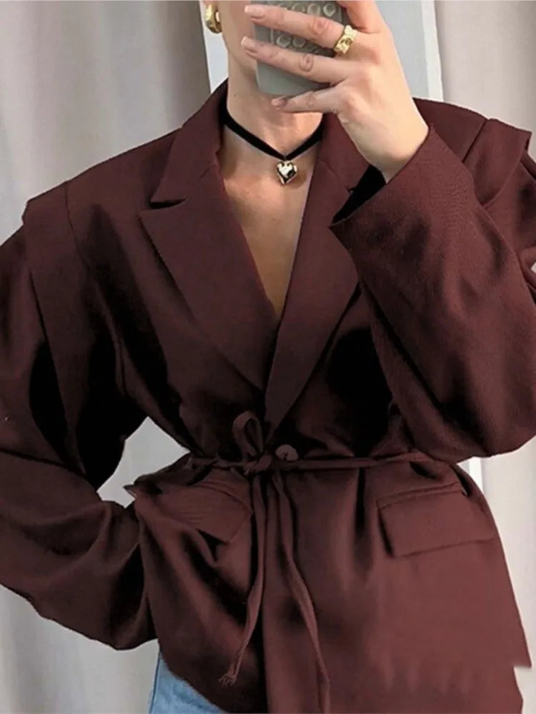 Manteau tailleur élégant à nouer, parfait pour l’automne