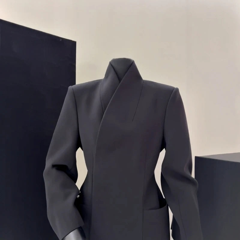 Blazer midi élégant à col montant, coupe cintrée premium