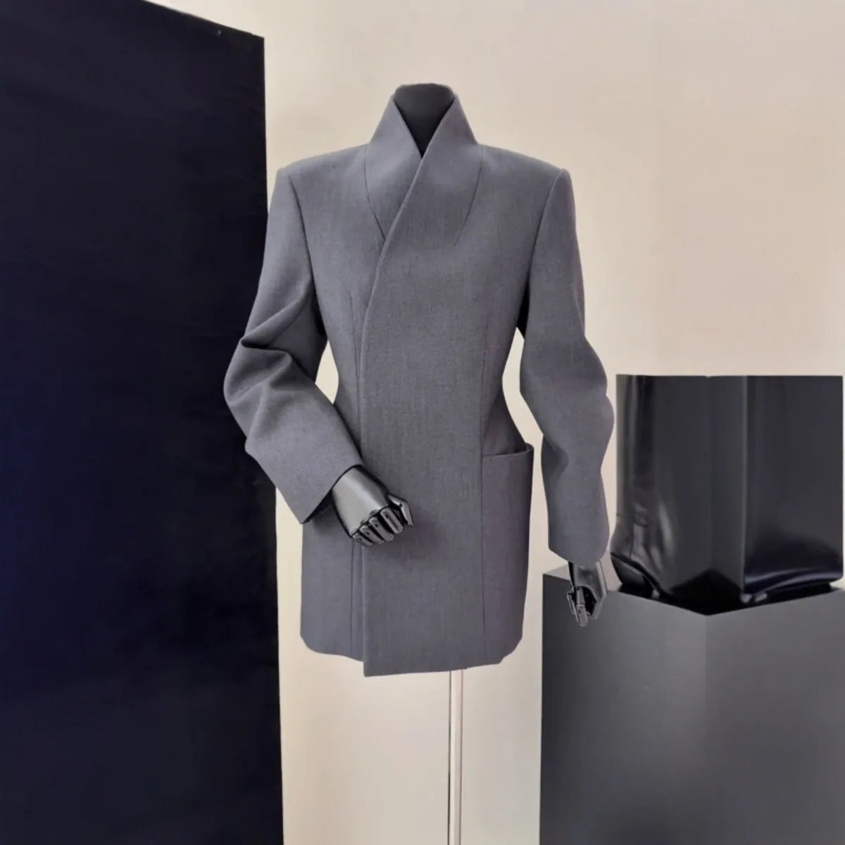 Blazer midi élégant à col montant, coupe cintrée premium