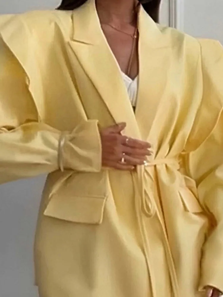 Manteau tailleur élégant à nouer, parfait pour l’automne