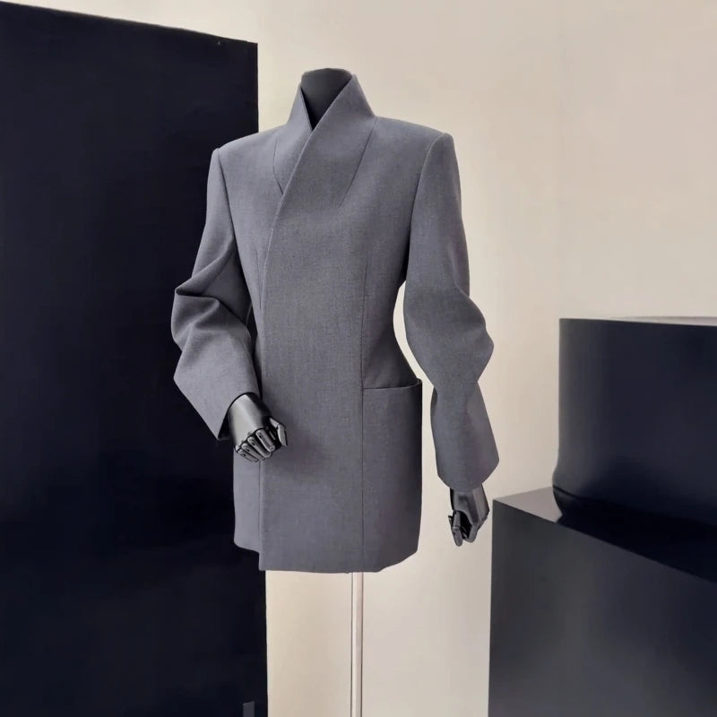 Blazer midi élégant à col montant, coupe cintrée premium