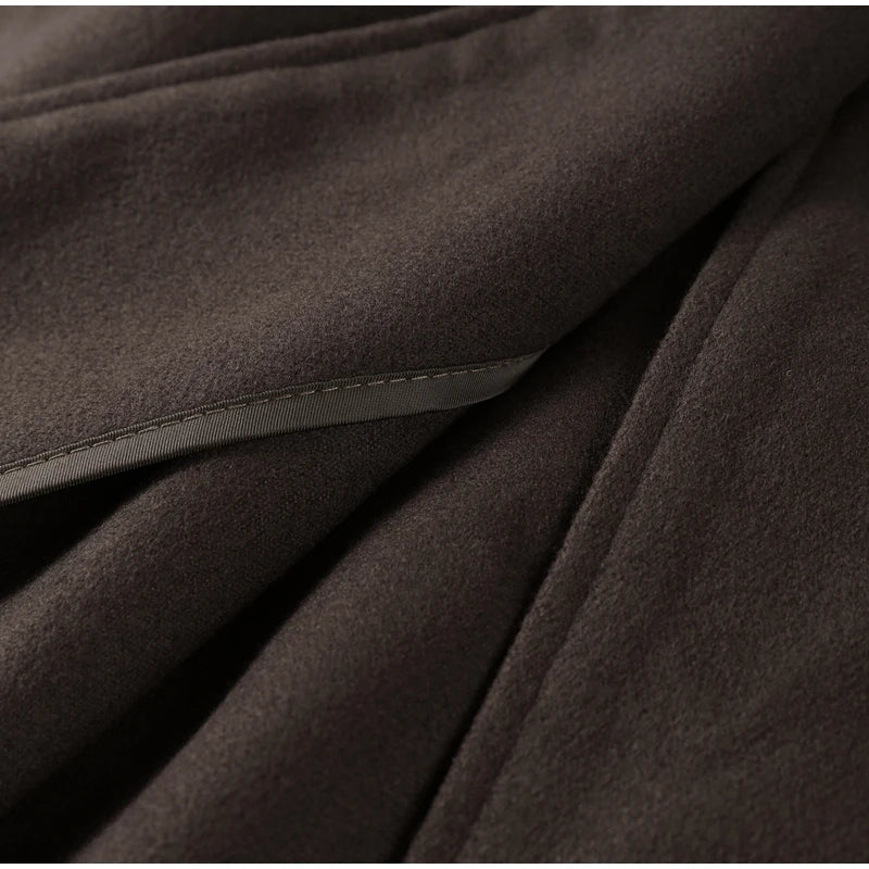 Manteau long en laine à grand col et ceinture, élégance hivernale