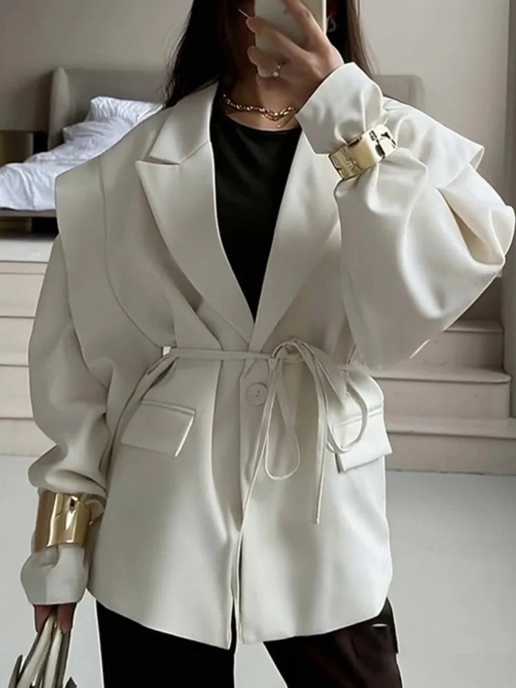 Manteau tailleur élégant à nouer, parfait pour l’automne