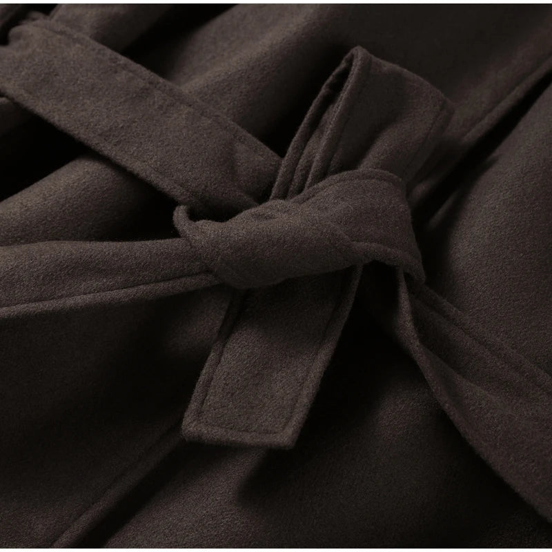 Manteau long en laine à grand col et ceinture, élégance hivernale