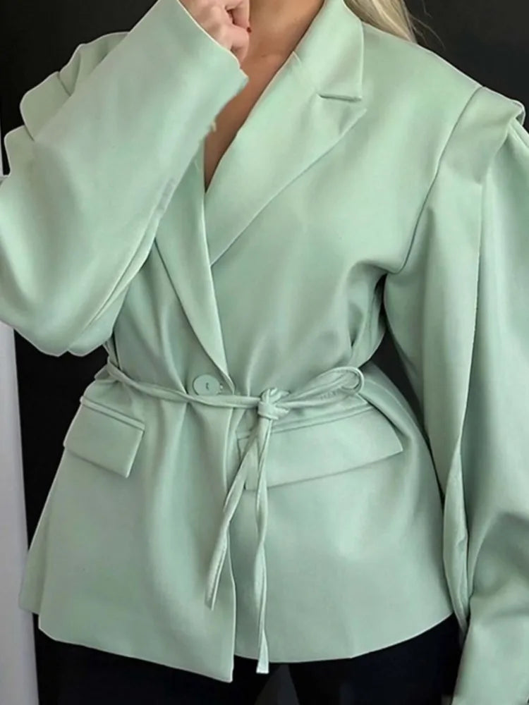 Manteau tailleur élégant à nouer, parfait pour l’automne