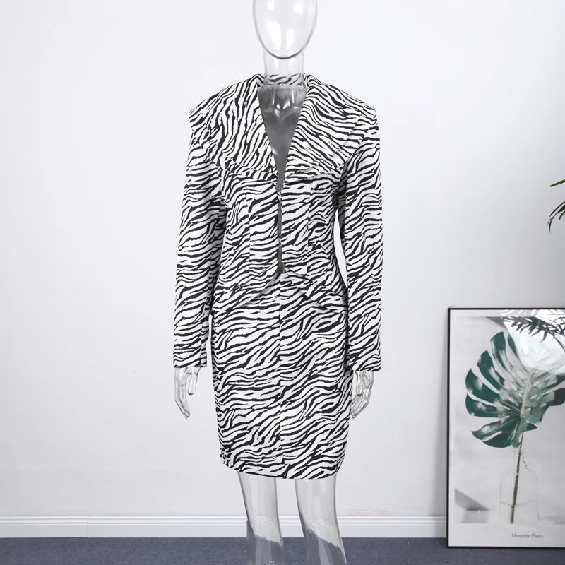 Ensemble femme zébré chic, blazer et jupe assortis pour l’automne-hiver