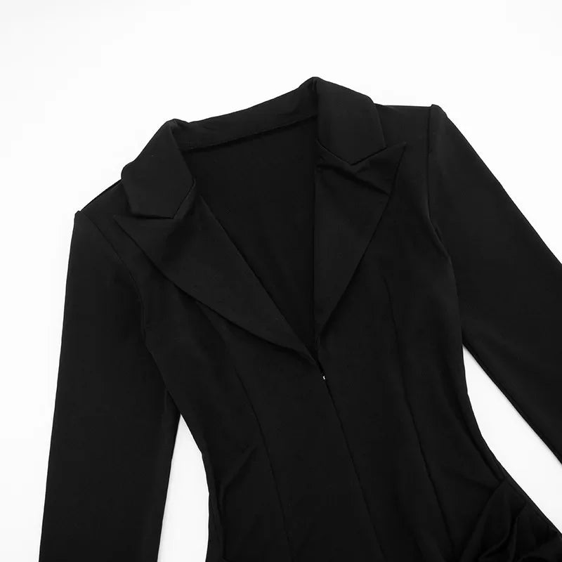 Robe mini à col V et taille froncée, chic et féminine pour l’automne-hiver