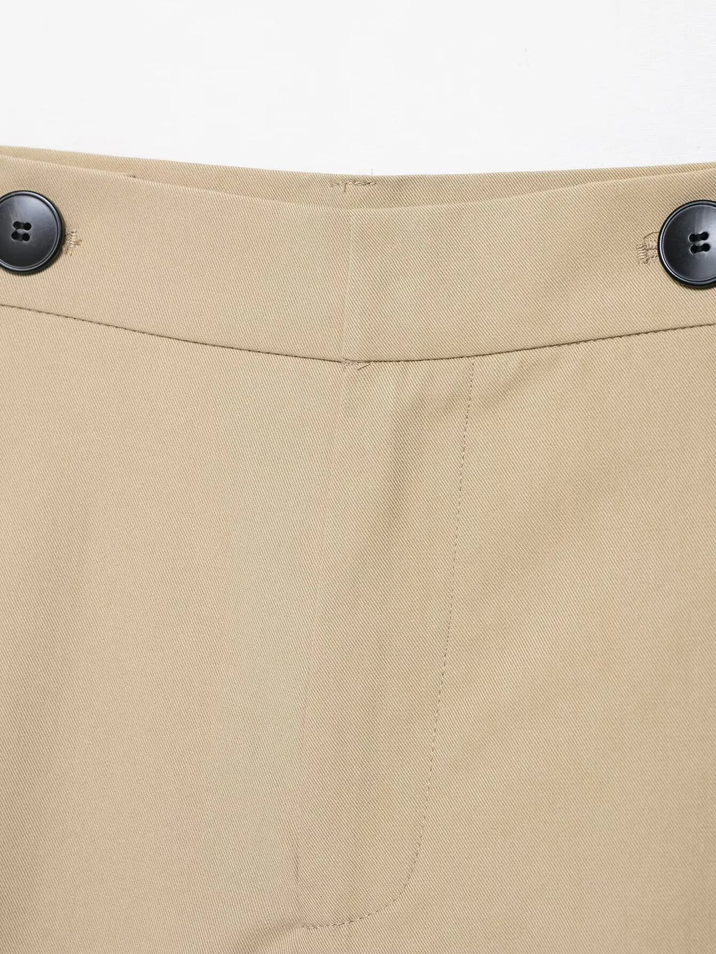 Ensemble femme 2025 automne : veste chic avec ceinture type trench et mini-short. Tenue décontractée, mode, coupe ample