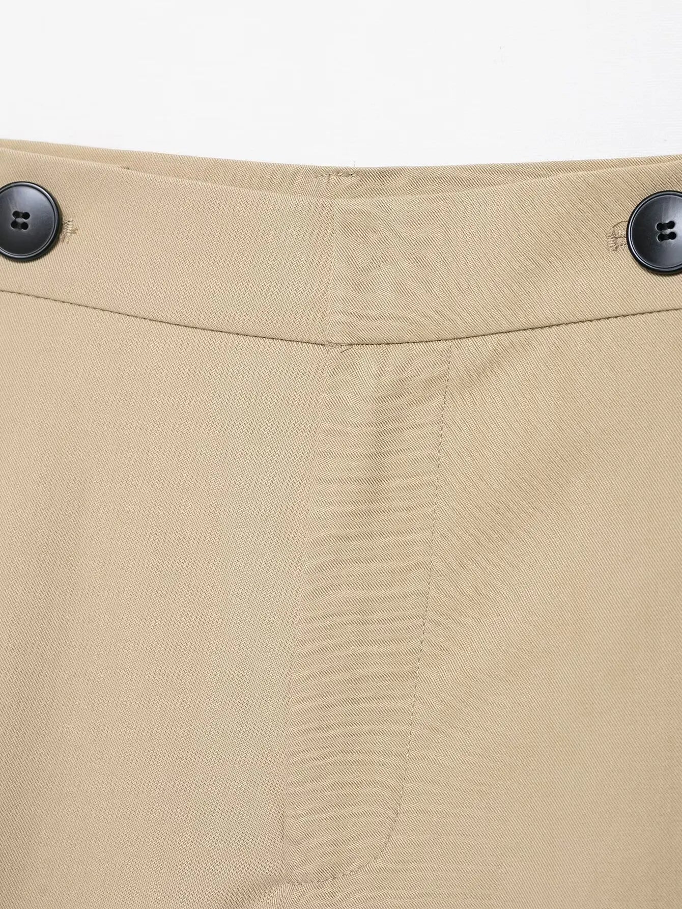 Ensemble femme 2025 automne : veste chic avec ceinture type trench et mini-short. Tenue décontractée, mode, coupe ample