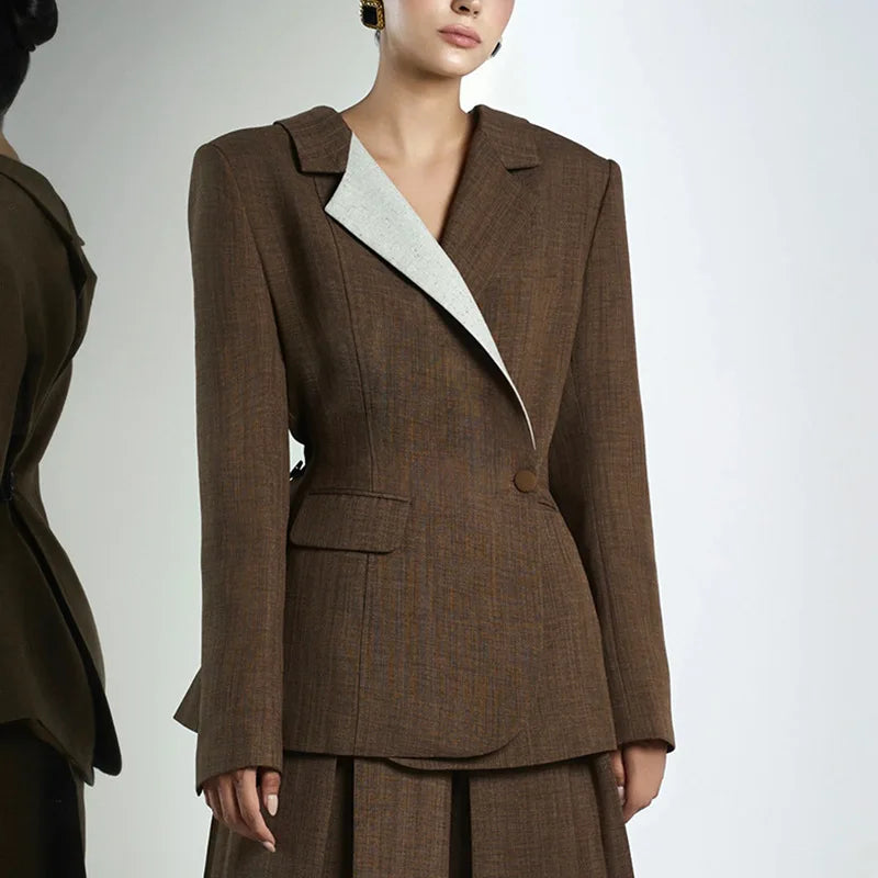 Blazer color block coupe ajustée, la tendance chic de l’automne