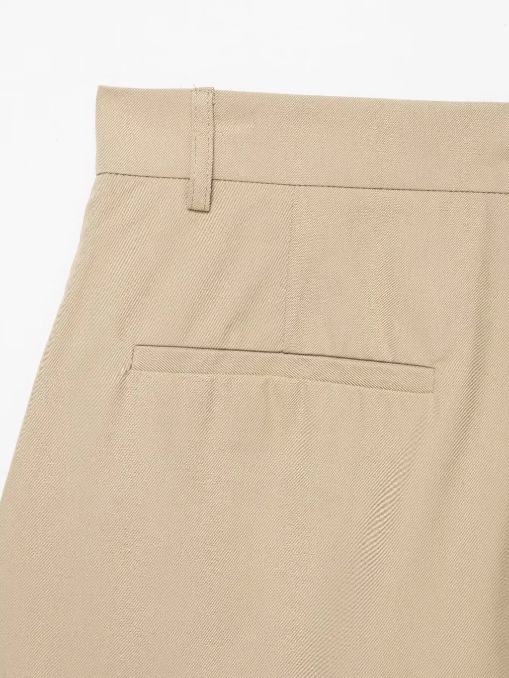 Ensemble femme 2025 automne : veste chic avec ceinture type trench et mini-short. Tenue décontractée, mode, coupe ample