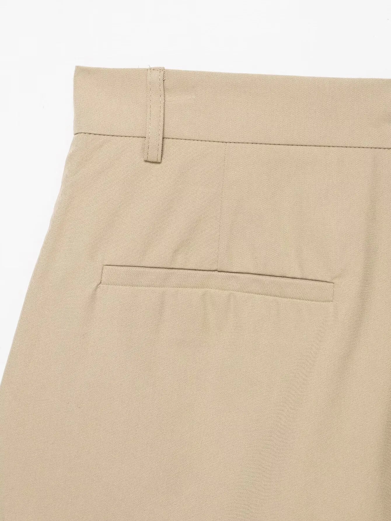 Ensemble femme 2025 automne : veste chic avec ceinture type trench et mini-short. Tenue décontractée, mode, coupe ample