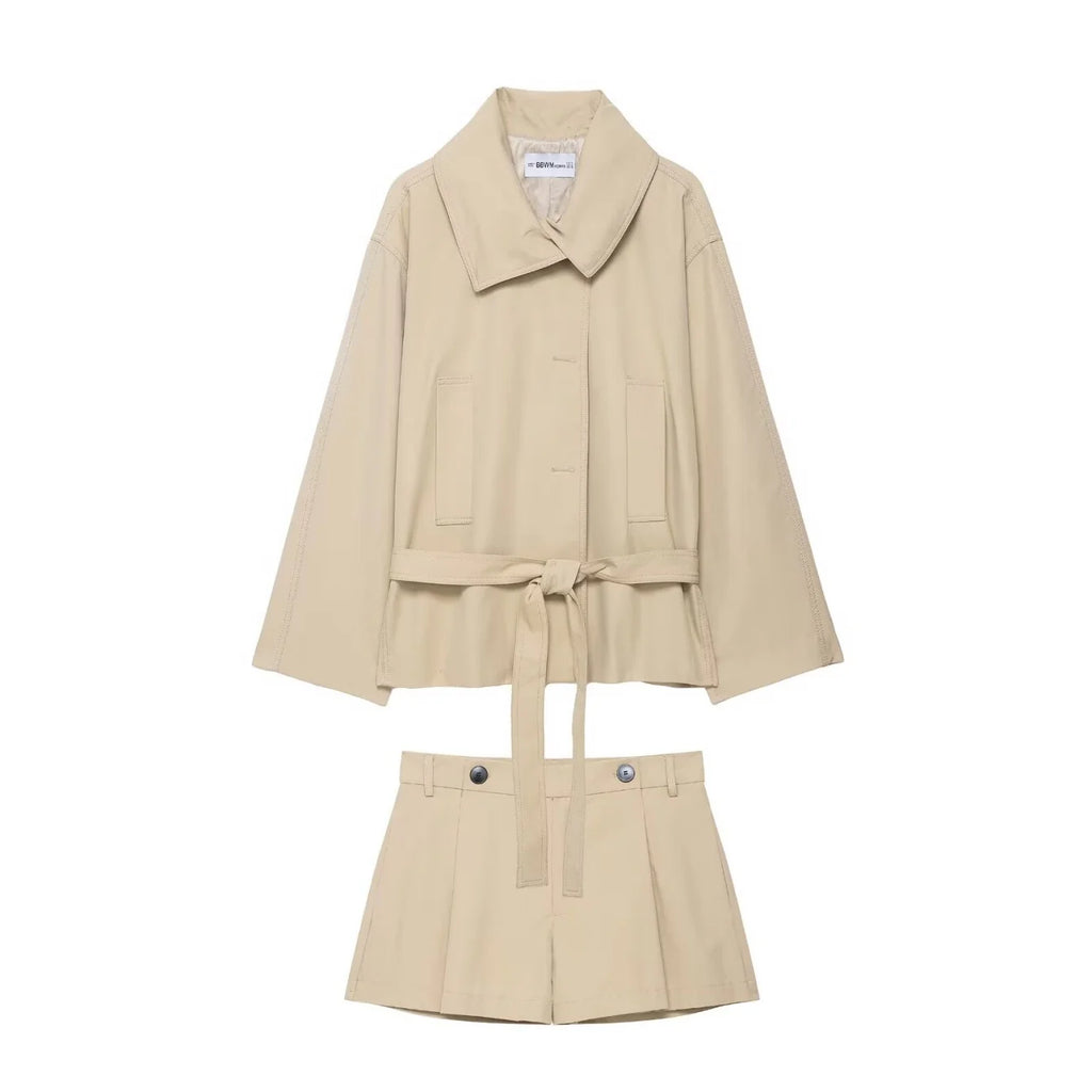 Ensemble femme 2025 automne : veste chic avec ceinture type trench et mini-short. Tenue décontractée, mode, coupe ample