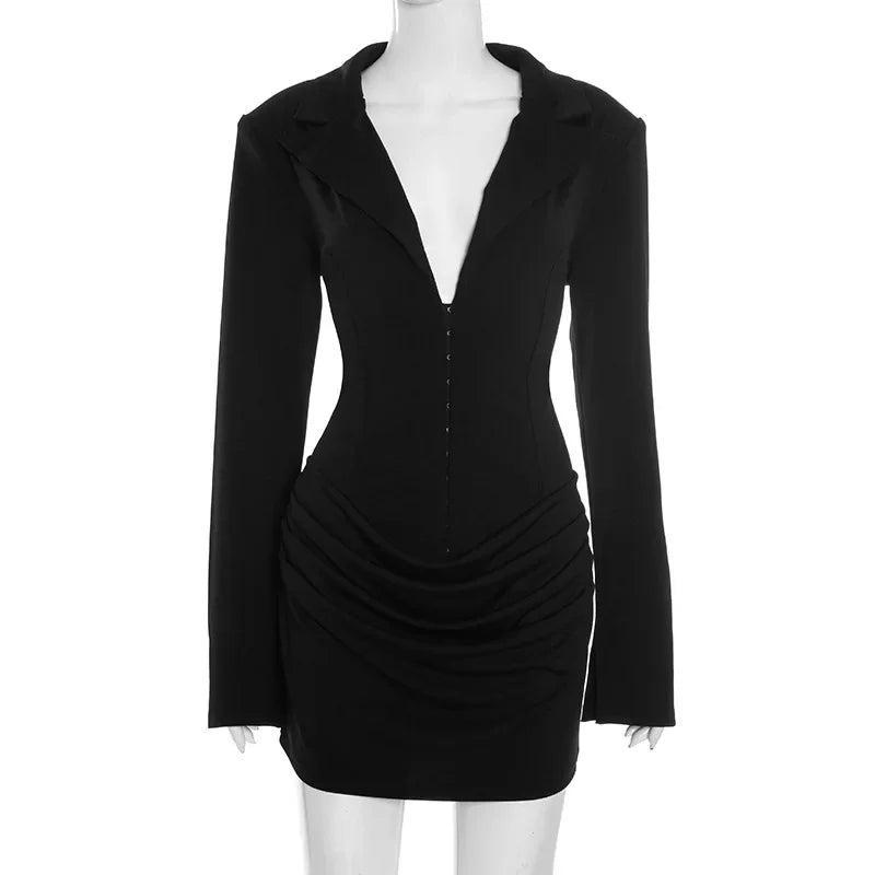 Robe mini à col V et taille froncée, chic et féminine pour l’automne-hiver