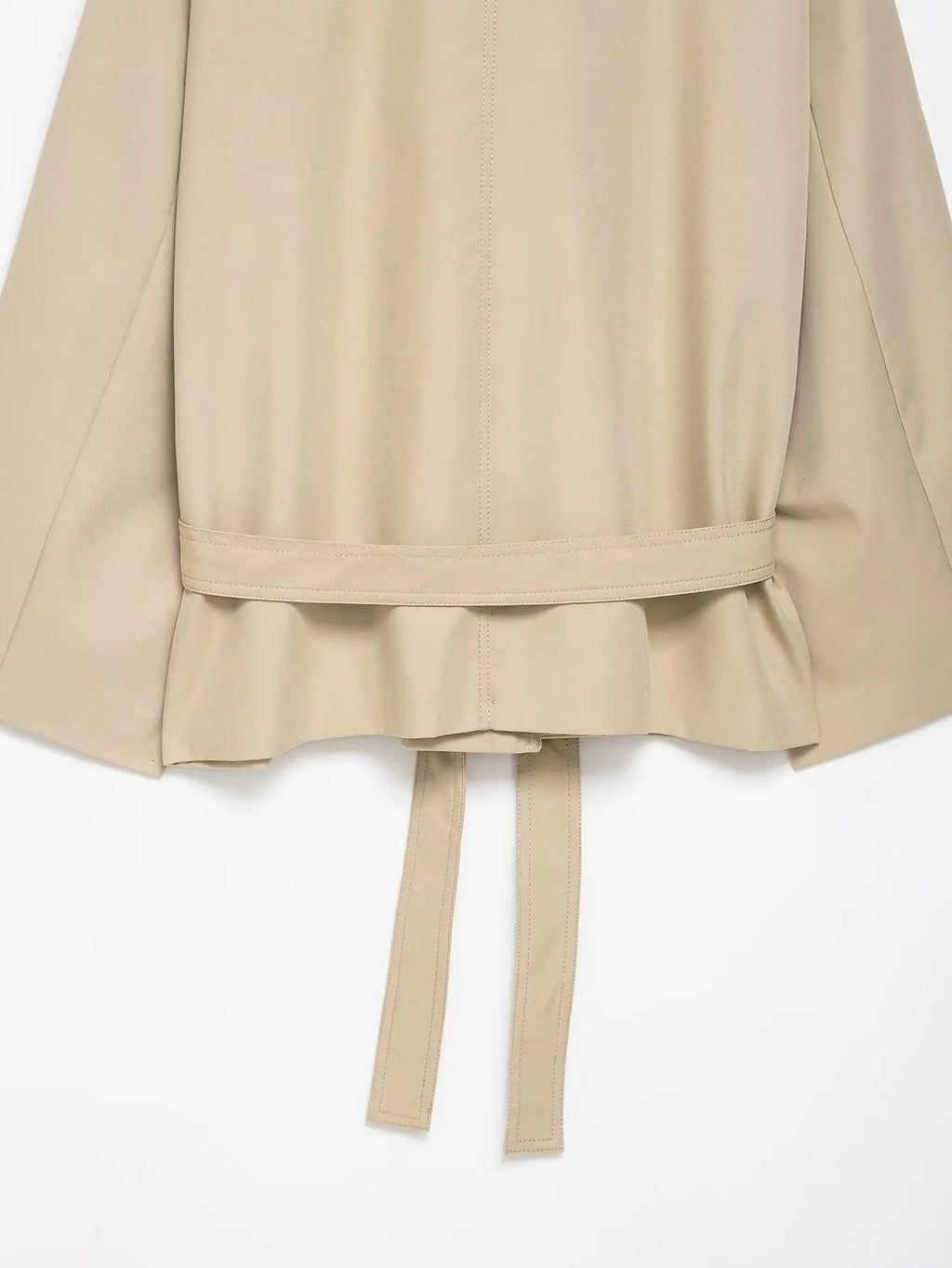 Ensemble femme 2025 automne : veste chic avec ceinture type trench et mini-short. Tenue décontractée, mode, coupe ample