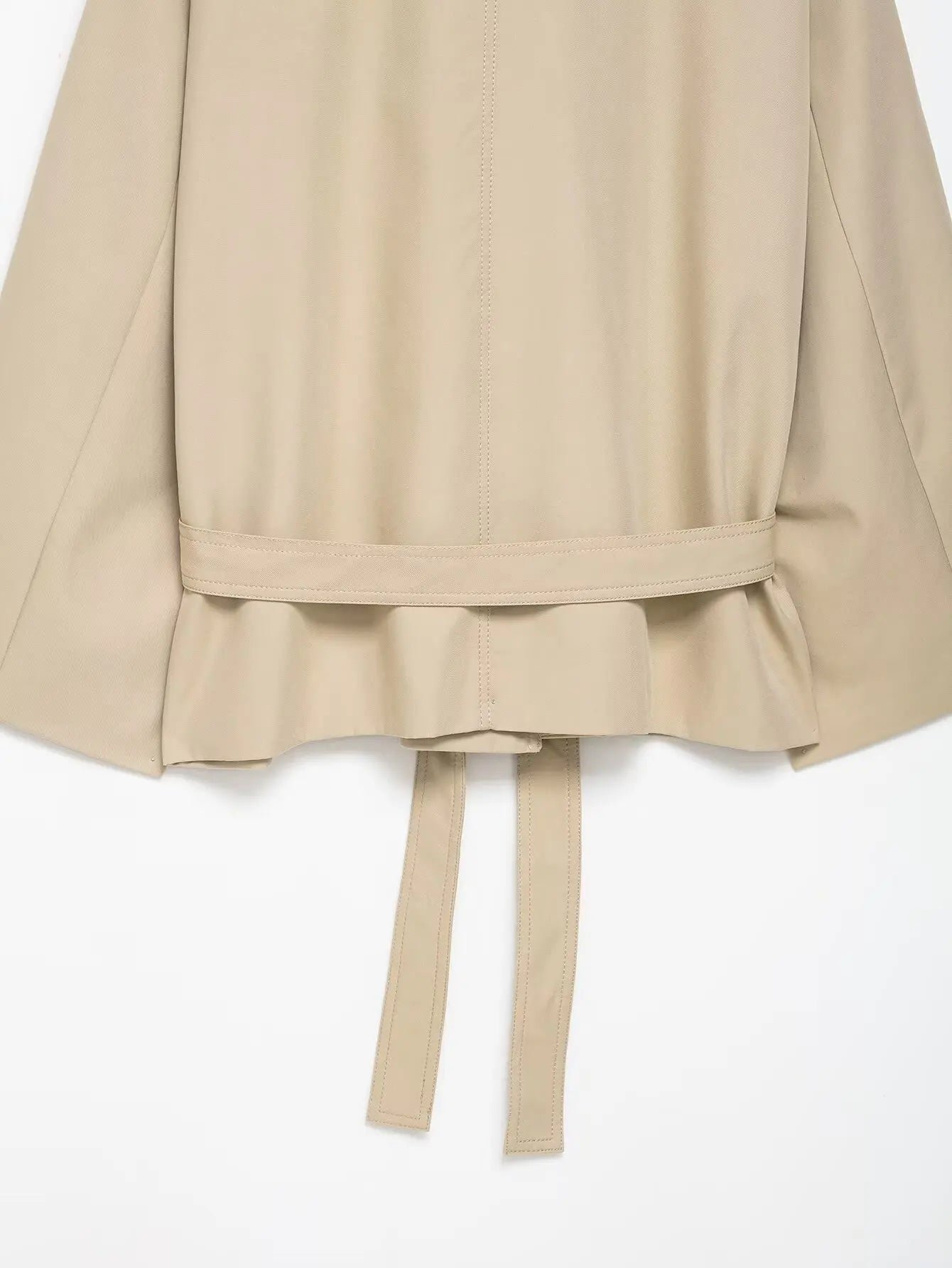 Ensemble femme 2025 automne : veste chic avec ceinture type trench et mini-short. Tenue décontractée, mode, coupe ample