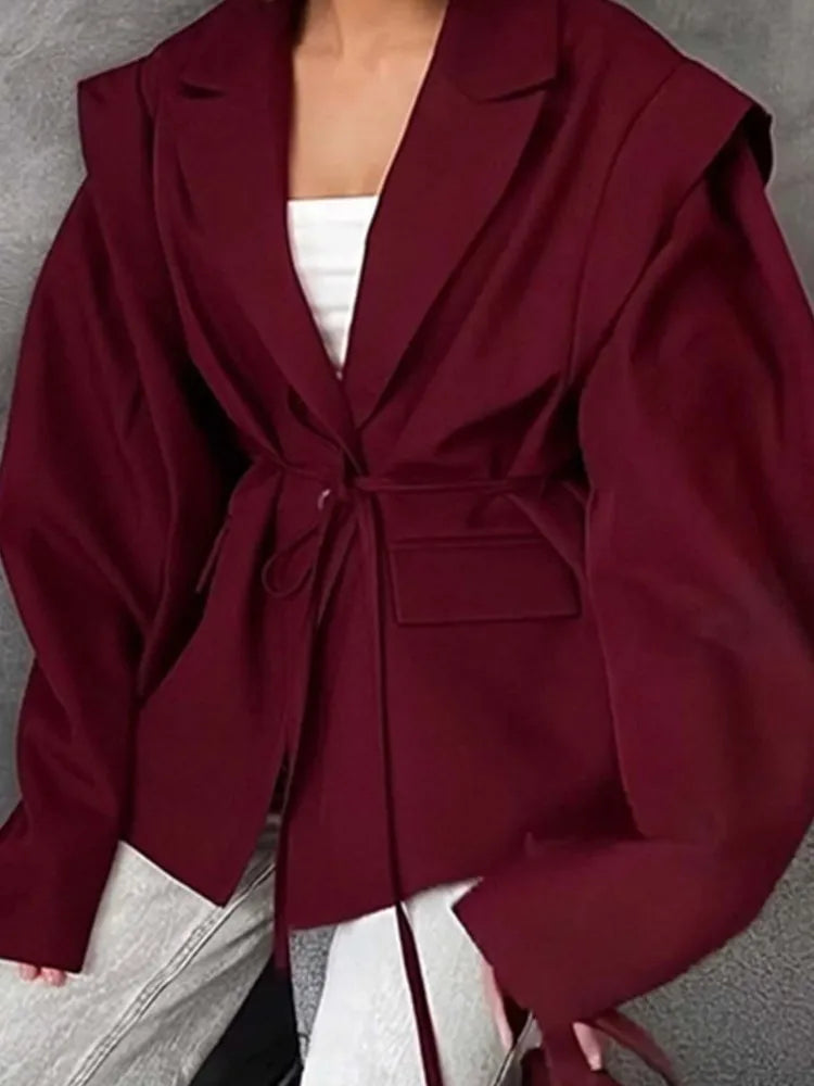 Manteau tailleur élégant à nouer, parfait pour l’automne