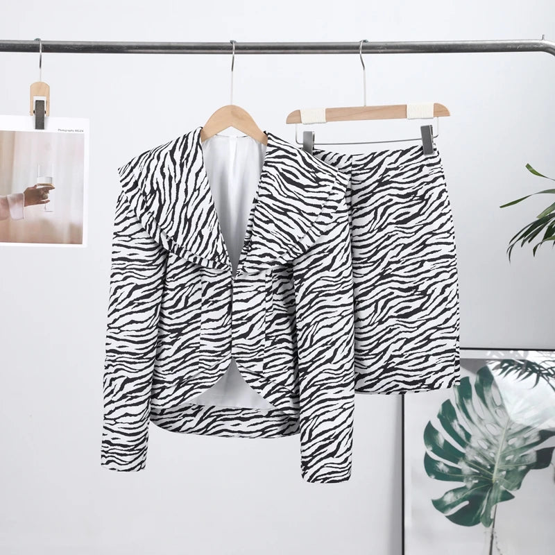 Ensemble femme zébré chic, blazer et jupe assortis pour l’automne-hiver