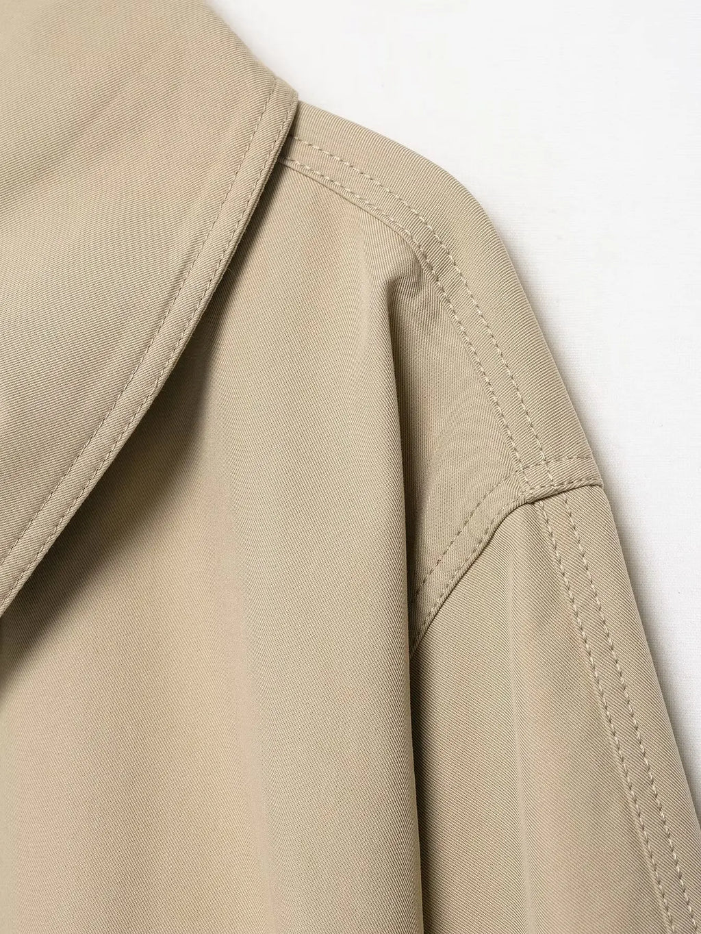 Ensemble femme 2025 automne : veste chic avec ceinture type trench et mini-short. Tenue décontractée, mode, coupe ample