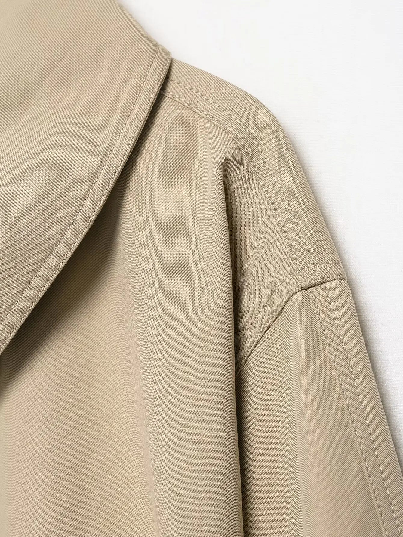 Ensemble femme 2025 automne : veste chic avec ceinture type trench et mini-short. Tenue décontractée, mode, coupe ample