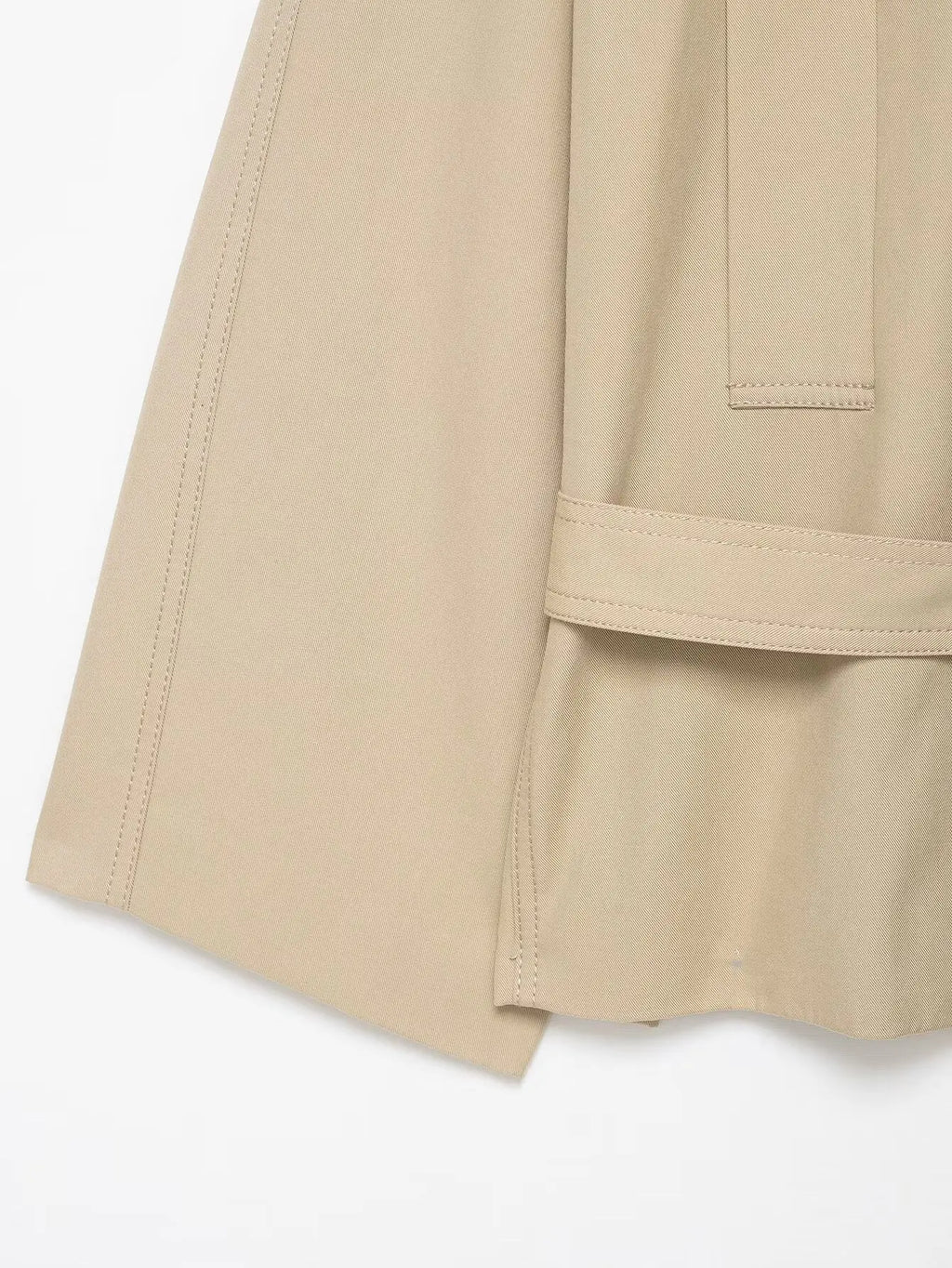 Ensemble femme 2025 automne : veste chic avec ceinture type trench et mini-short. Tenue décontractée, mode, coupe ample