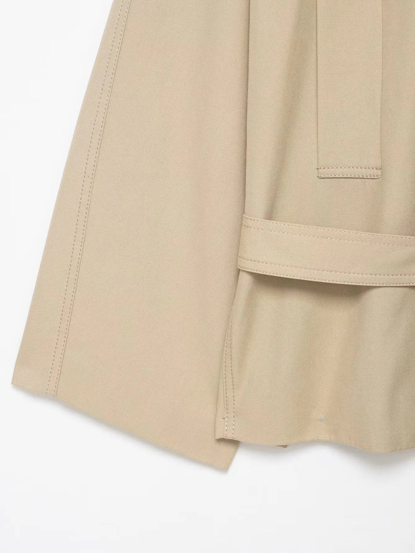 Ensemble femme 2025 automne : veste chic avec ceinture type trench et mini-short. Tenue décontractée, mode, coupe ample