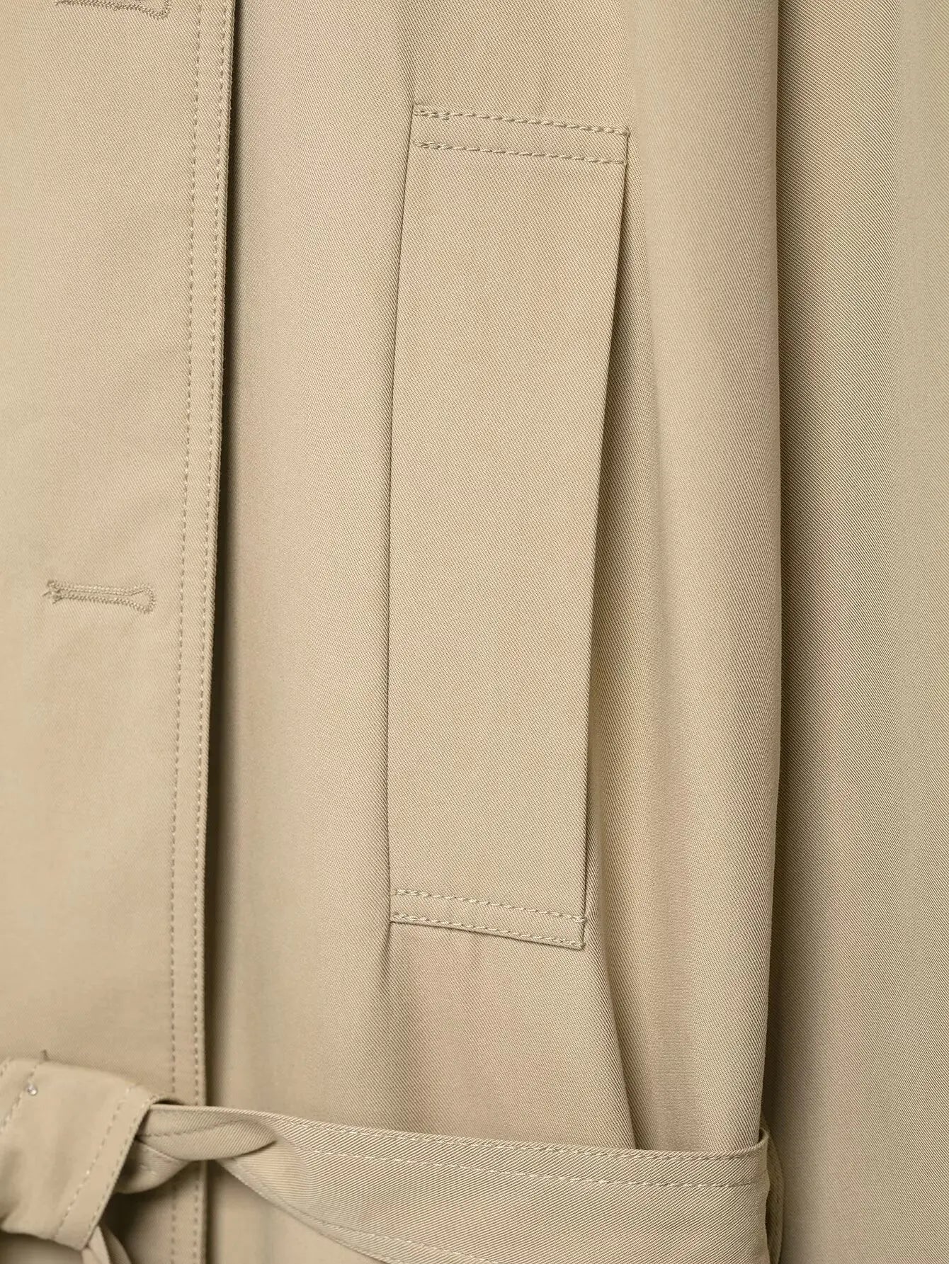 Ensemble femme 2025 automne : veste chic avec ceinture type trench et mini-short. Tenue décontractée, mode, coupe ample