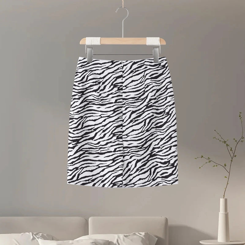 Ensemble femme zébré chic, blazer et jupe assortis pour l’automne-hiver