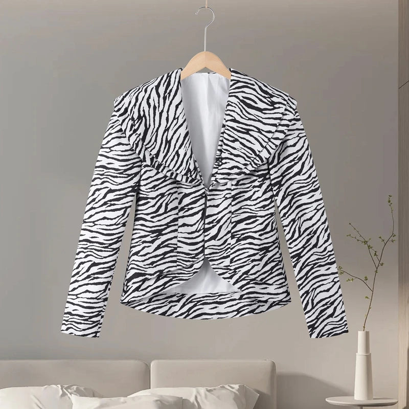 Ensemble femme zébré chic, blazer et jupe assortis pour l’automne-hiver