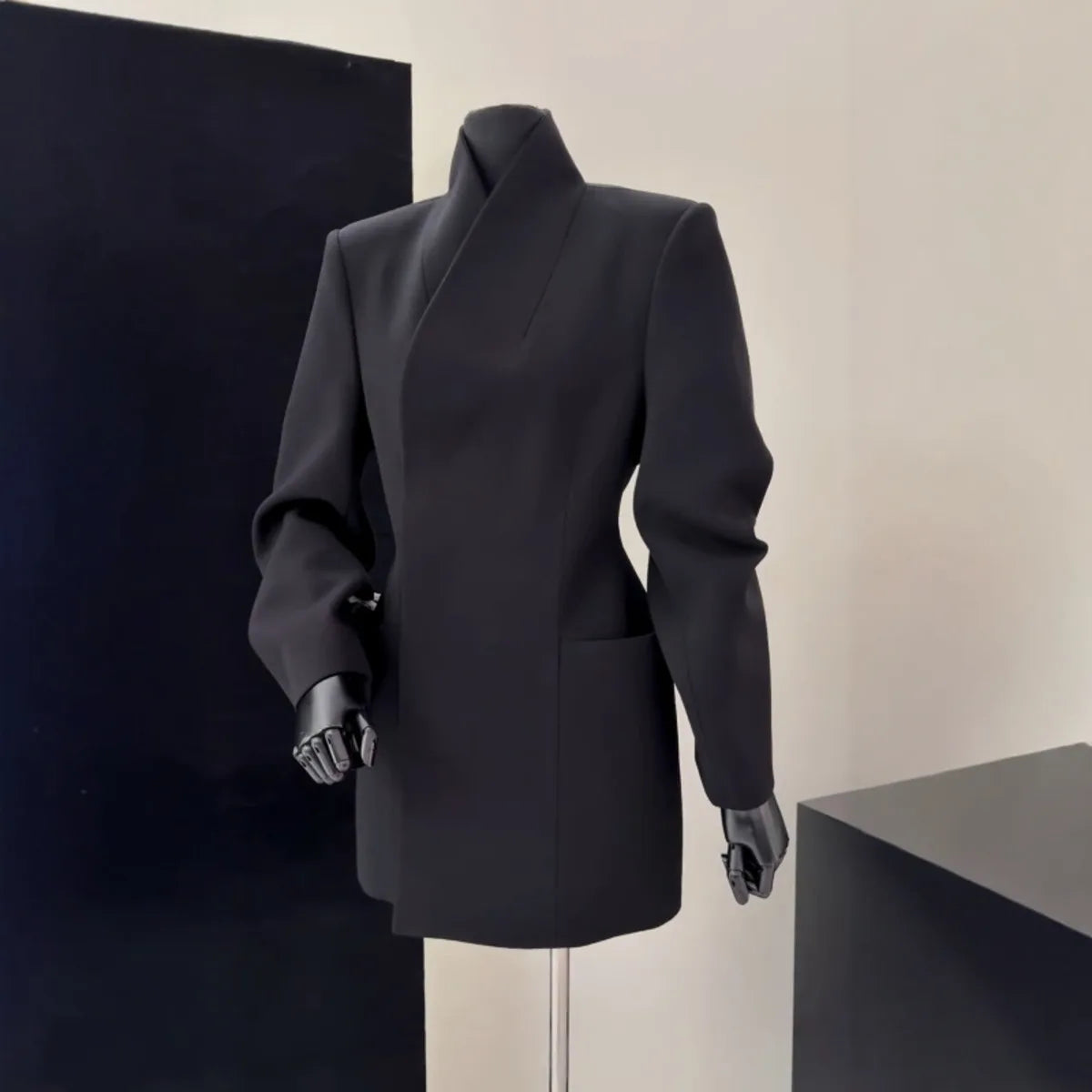 Blazer midi élégant à col montant, coupe cintrée premium