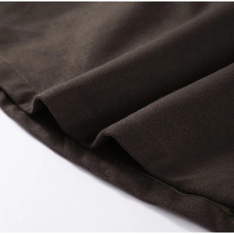 Manteau long en laine à grand col et ceinture, élégance hivernale