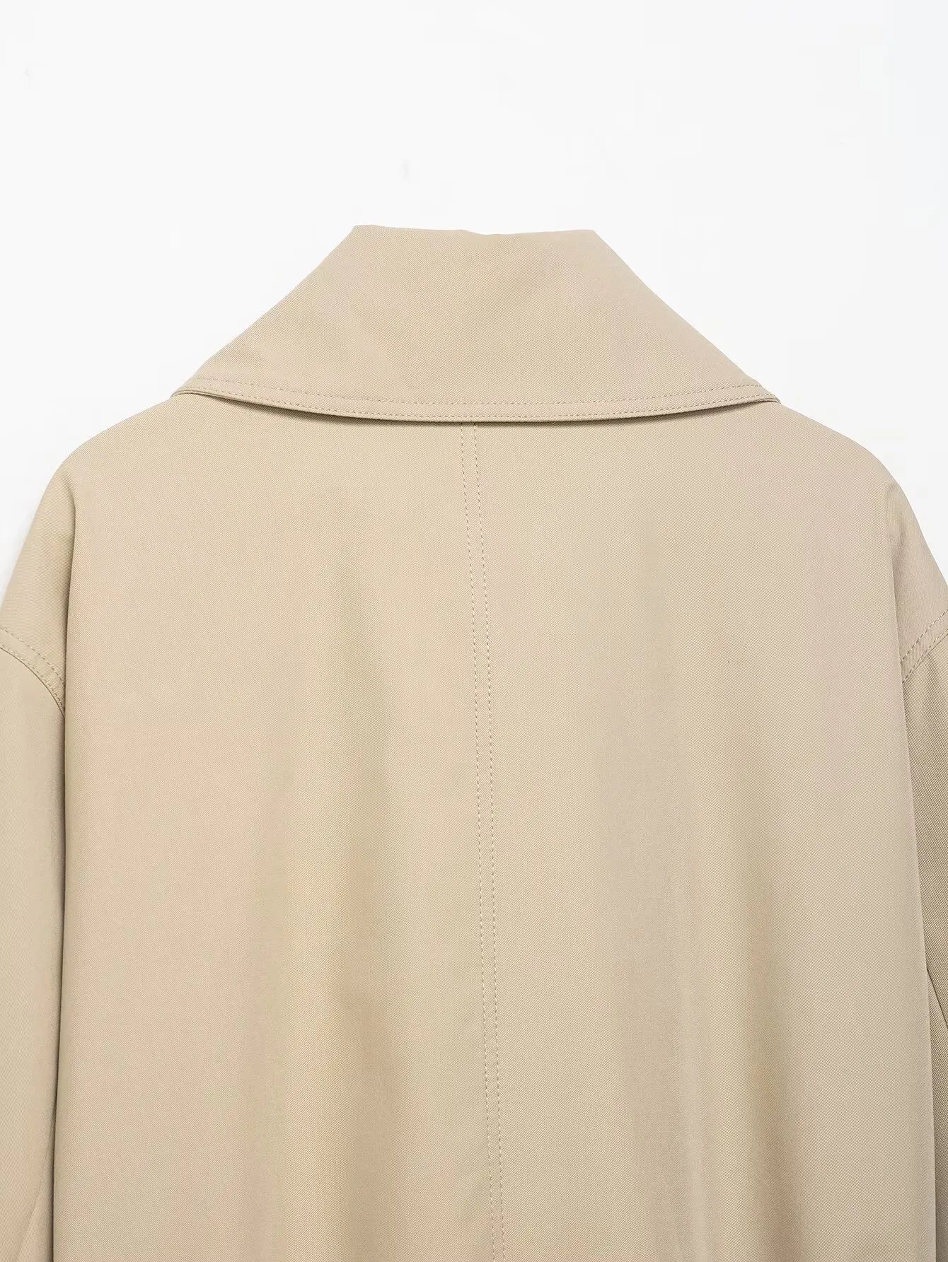 Ensemble femme 2025 automne : veste chic avec ceinture type trench et mini-short. Tenue décontractée, mode, coupe ample