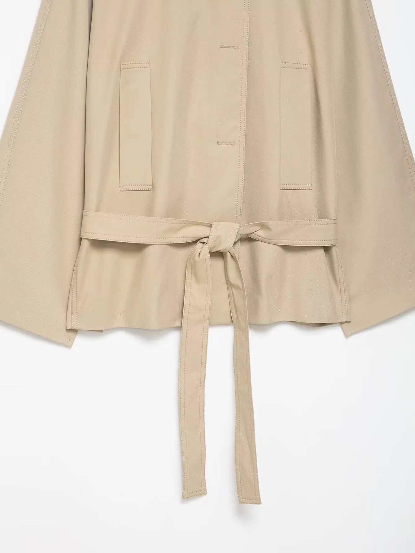 Ensemble femme 2025 automne : veste chic avec ceinture type trench et mini-short. Tenue décontractée, mode, coupe ample