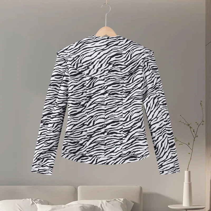 Ensemble femme zébré chic, blazer et jupe assortis pour l’automne-hiver