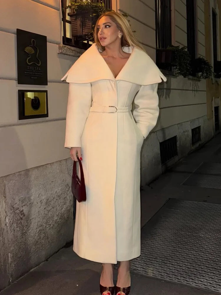 Manteau long en laine à grand col et ceinture, élégance hivernale